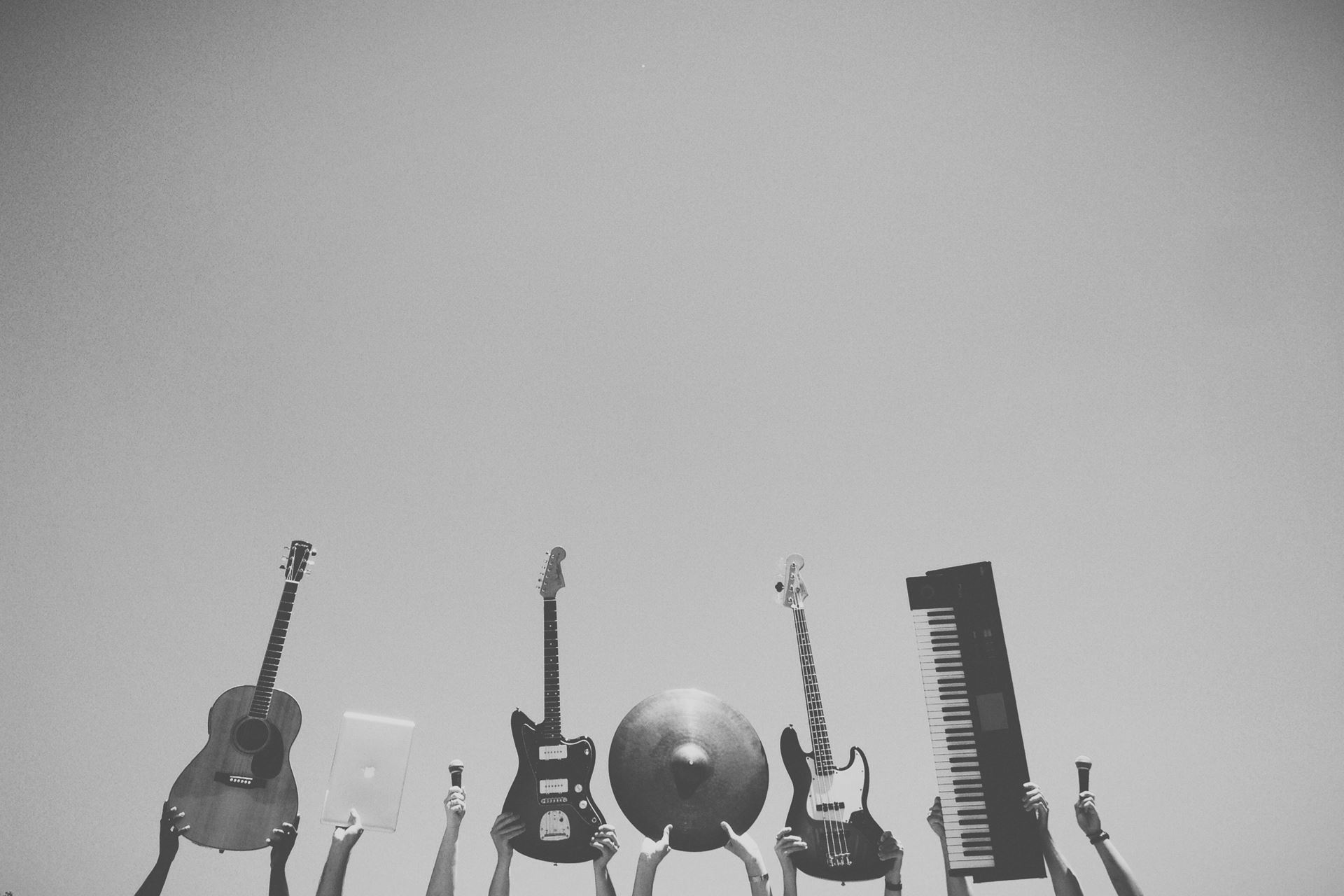 `<img alt="Variety of instruments in a decorative photo"`>